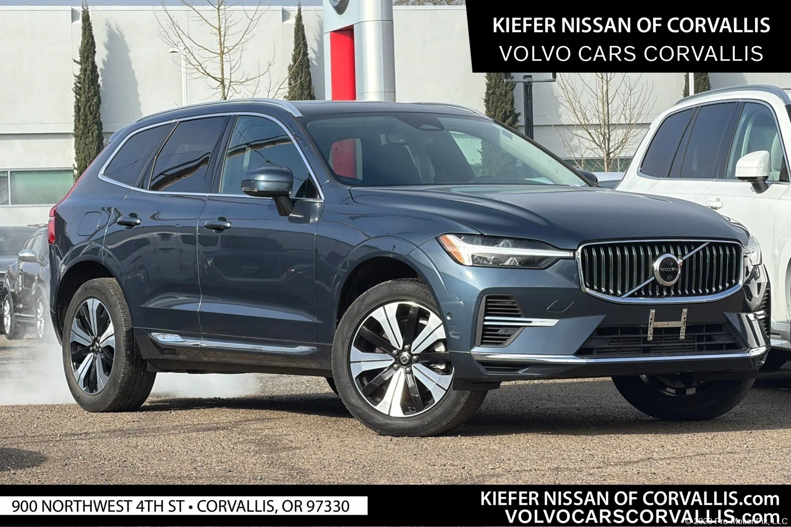 2023 Volvo XC60 T8 Plus Bright Theme AWD's photo