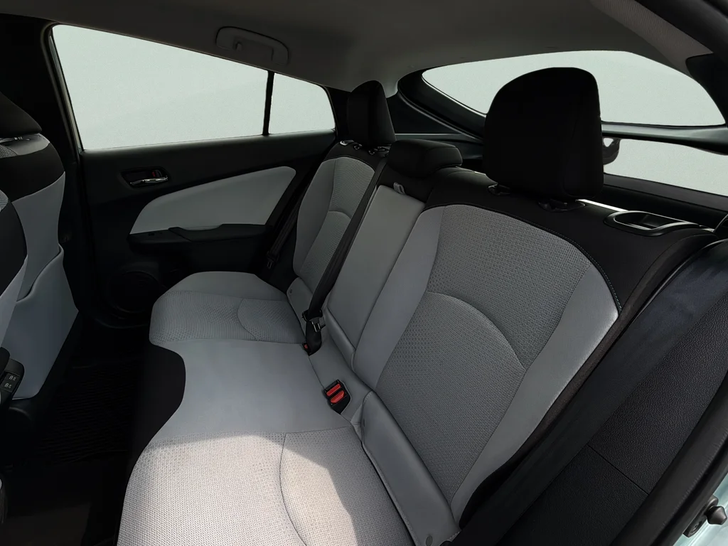 Used 2022 Pearl Toyota LE image 26