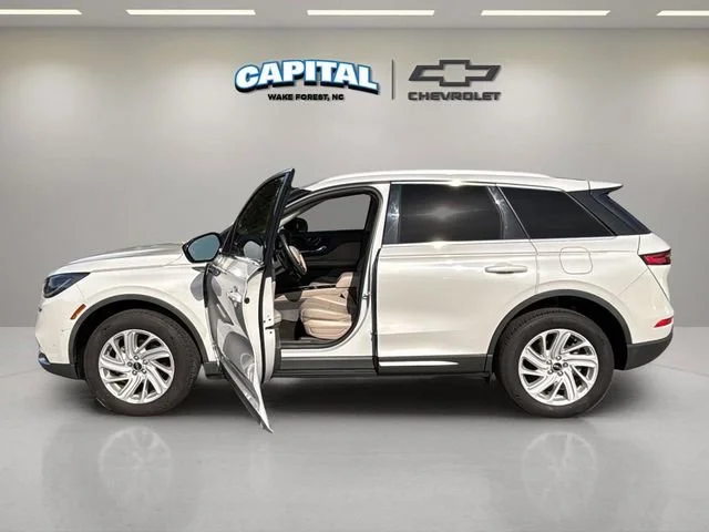 Used 2022 White Lincoln Standard image 13