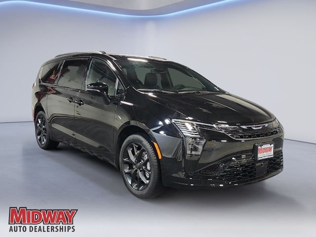 New 2027 Diamond Black Crystal Pearl-Coat Exterior Paint Chrysler Limited image 7
