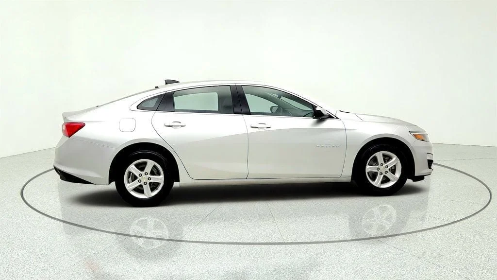 Used 2022 Silver Ice Metallic Chevrolet 4dr Sedan FL w/ Driver Confidence Pkg image 4