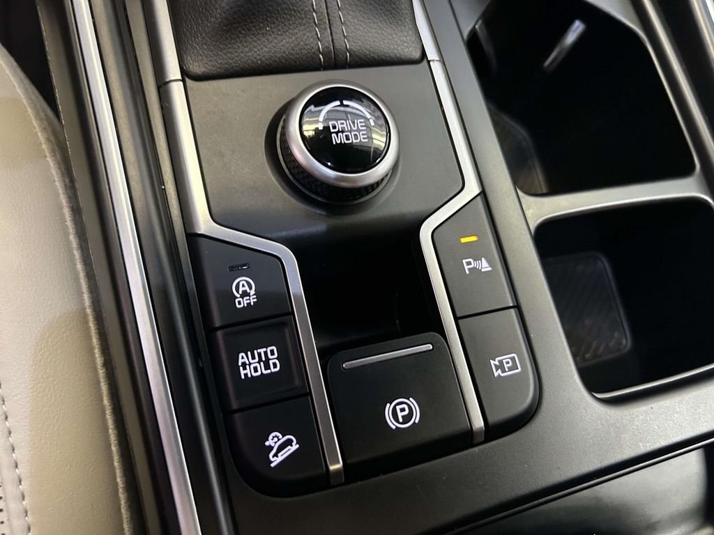 Used 2025 White Kia S image 22
