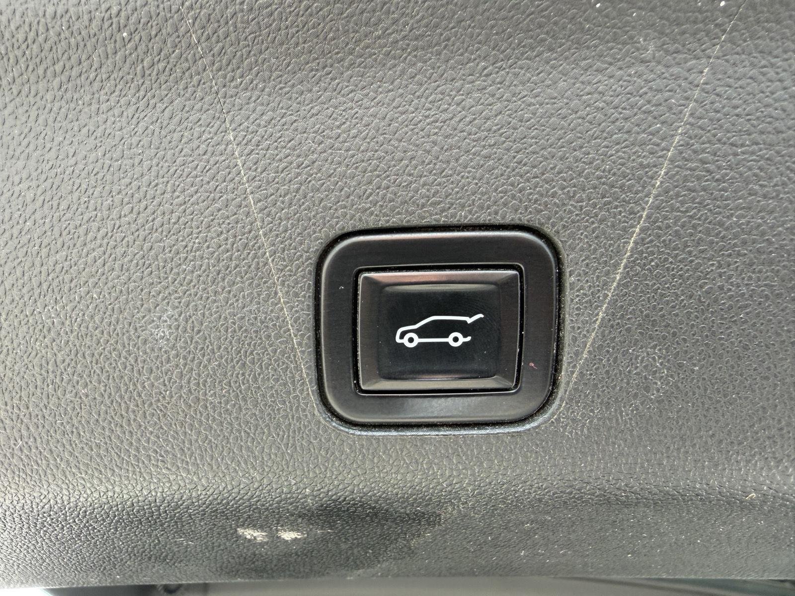 Used 2022 SUMMIT WHITE Chevrolet LT image 4