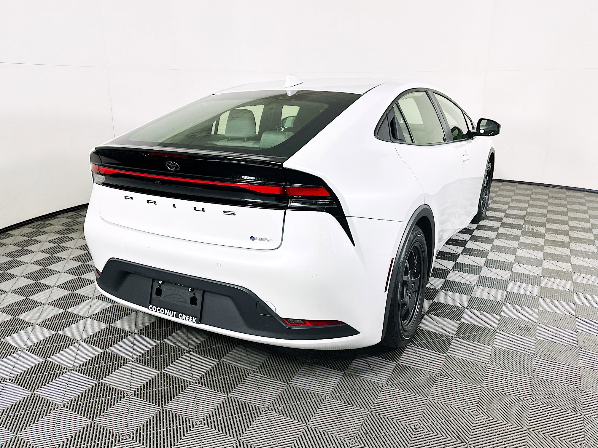 Used 2023 Pearl Toyota LE image 3