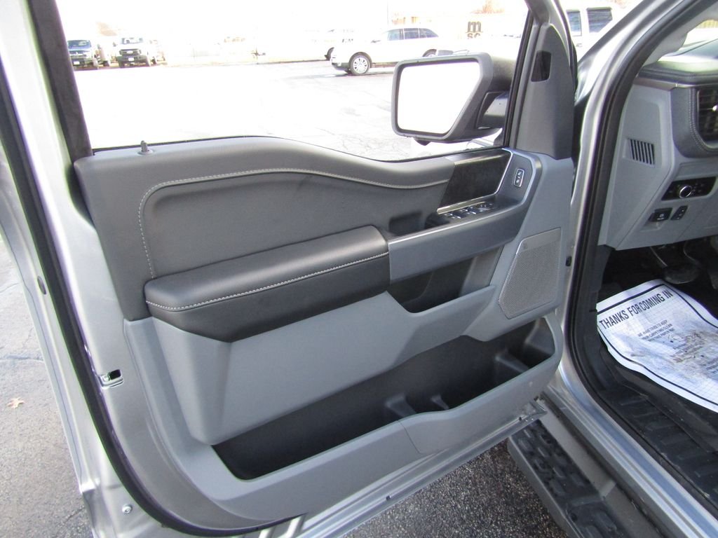 2025 Ford F-150 Lightning Flash - Photo 20