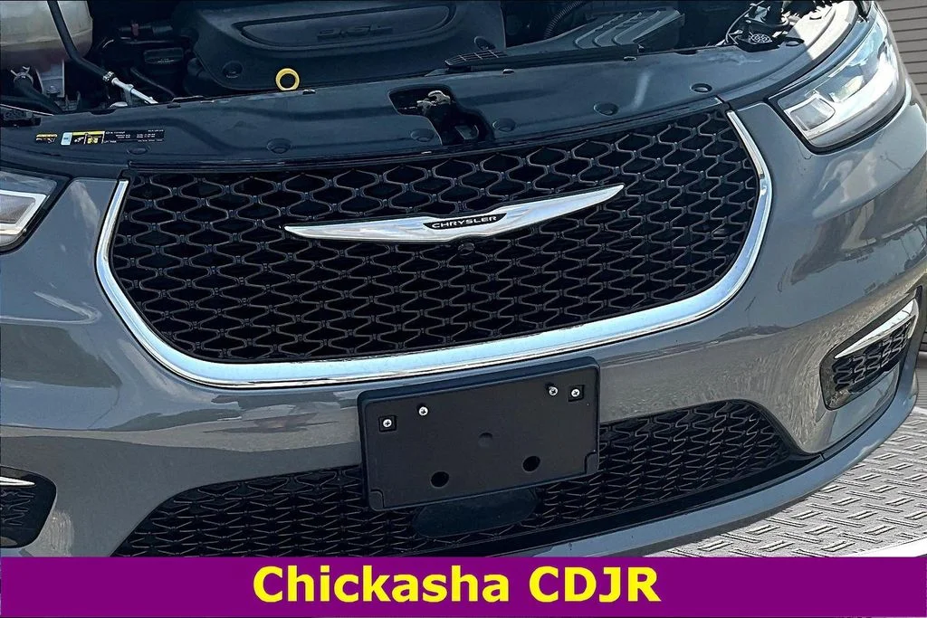 Used 2025 White Chrysler Select image 33