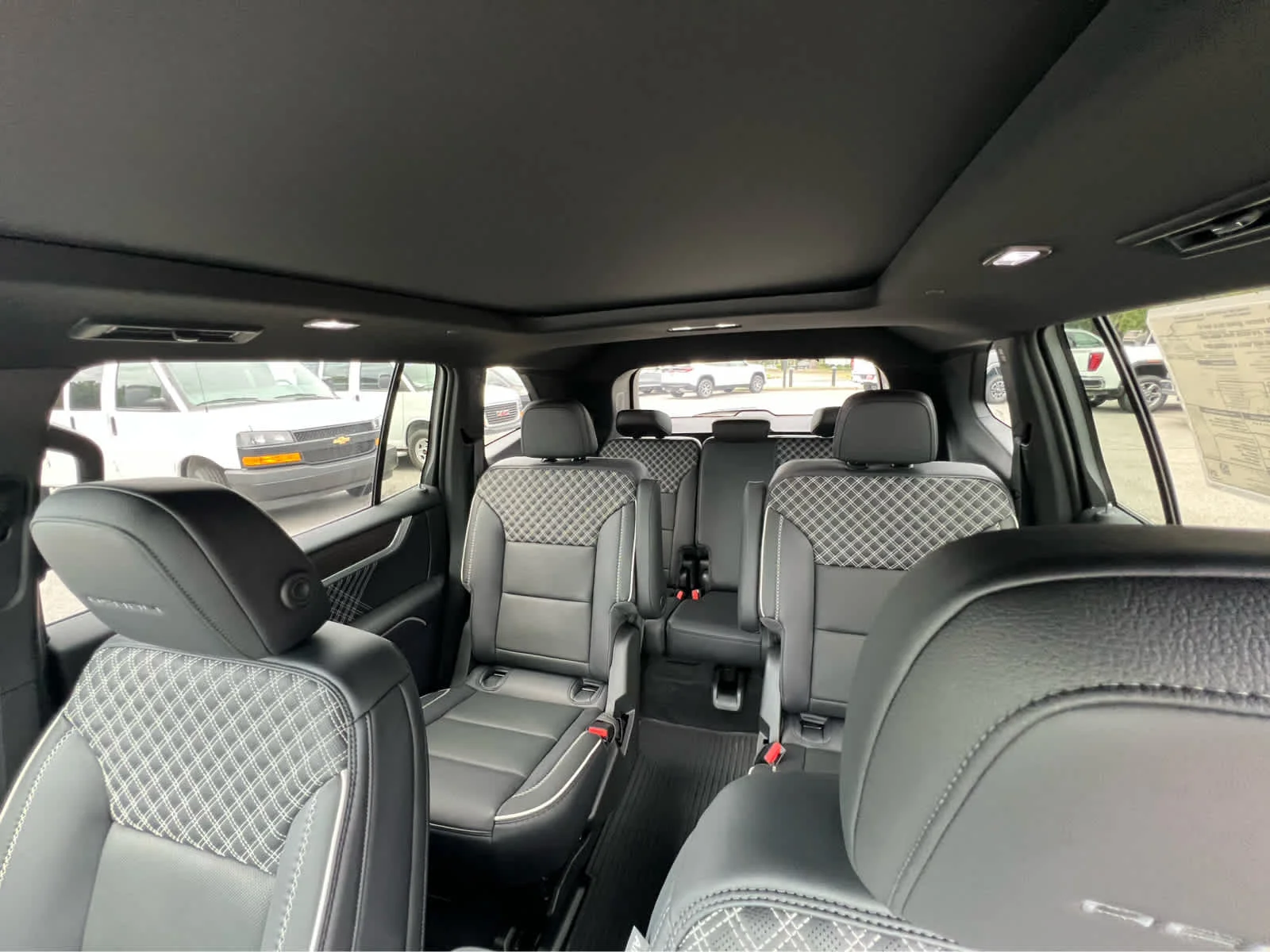 2026 GMC Acadia Denali - Photo 9