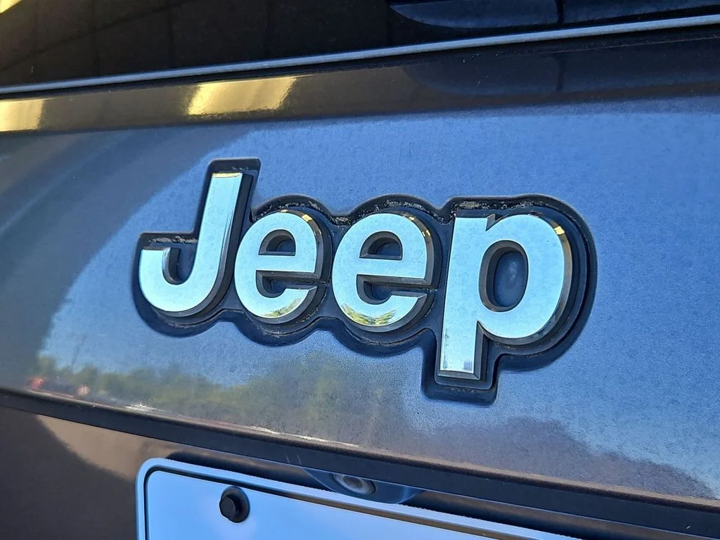Used 2015 Granite Crystal Metallic Clearcoat Jeep Limited image 25