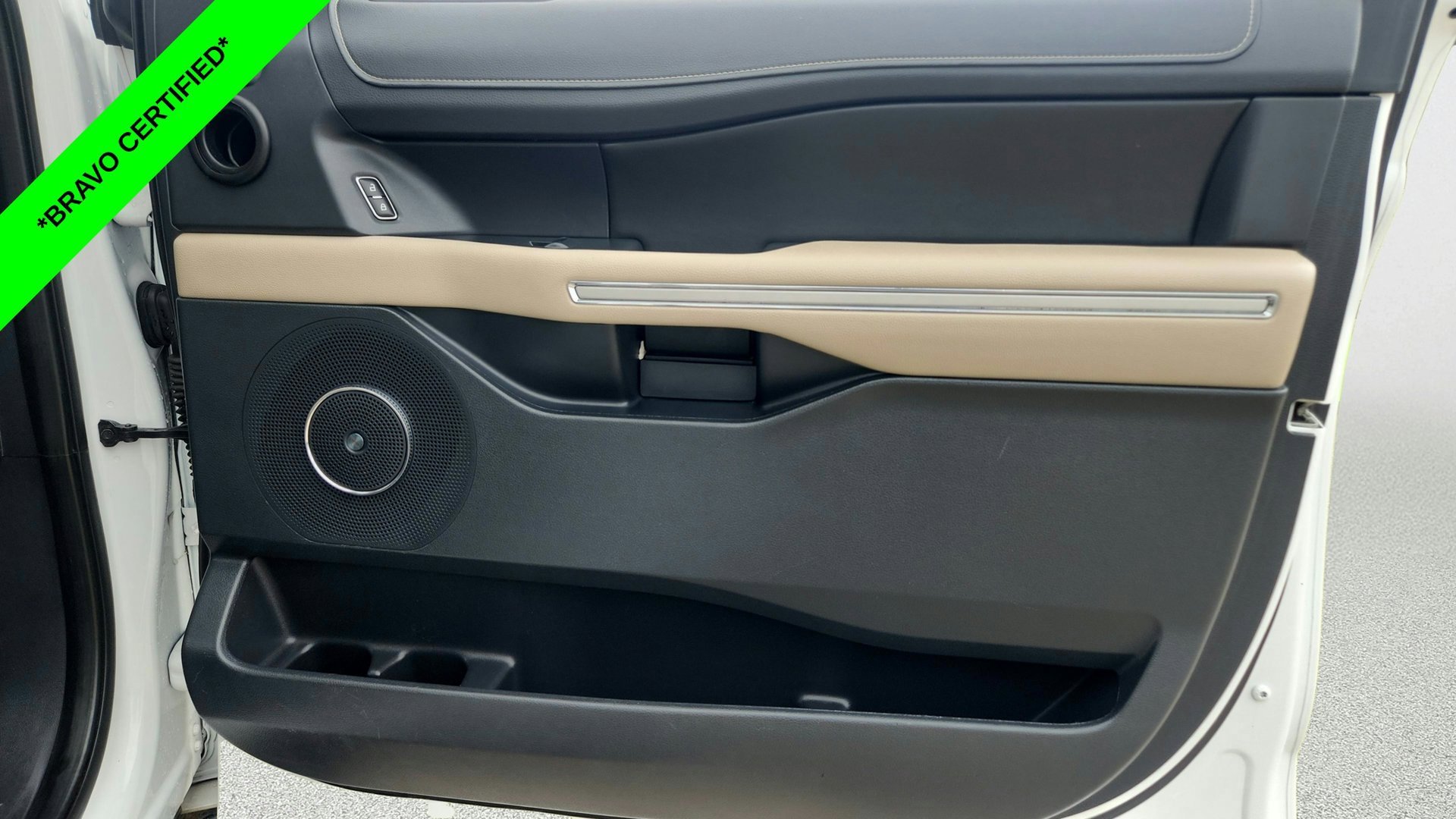 Used 2022  Ford Limited image 28