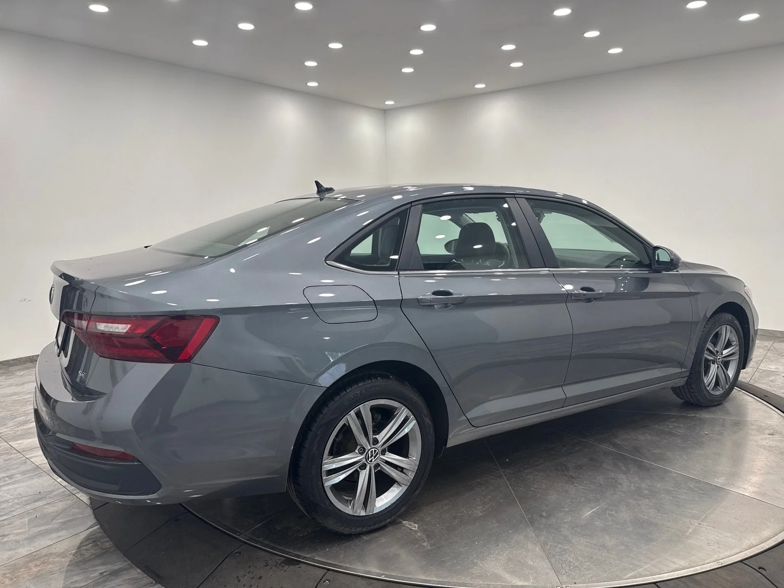 Used 2024 Platinum Gray Metallic Volkswagen SE image 7