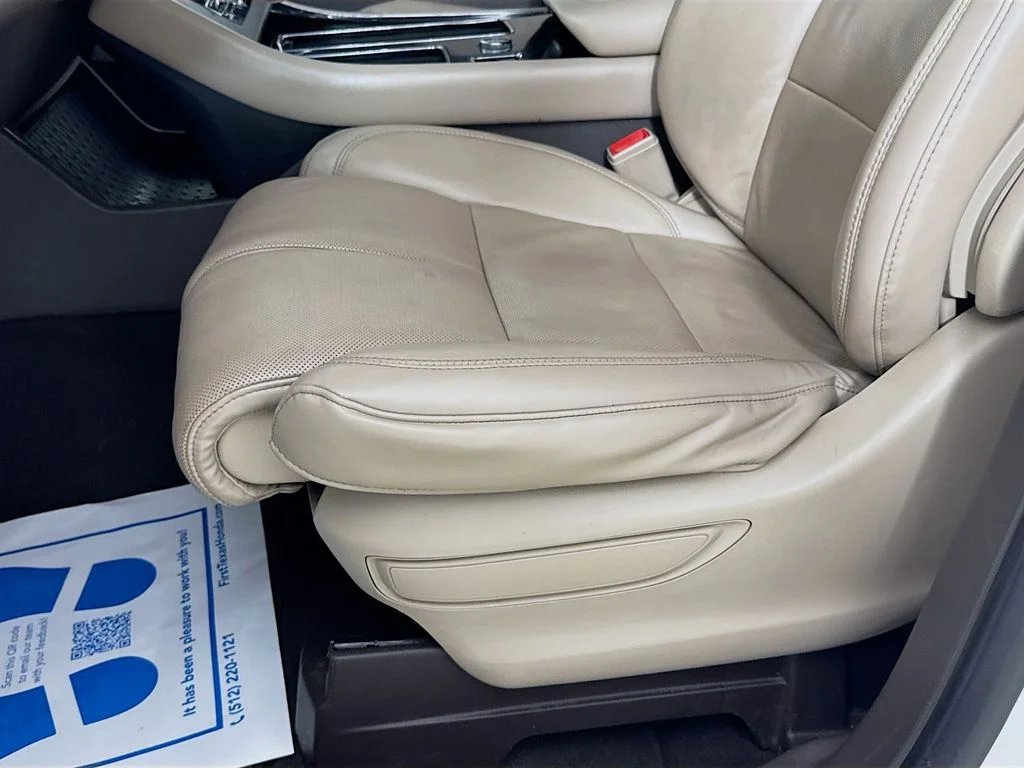 Used 2020 White Metallic Lincoln Grand Touring image 25