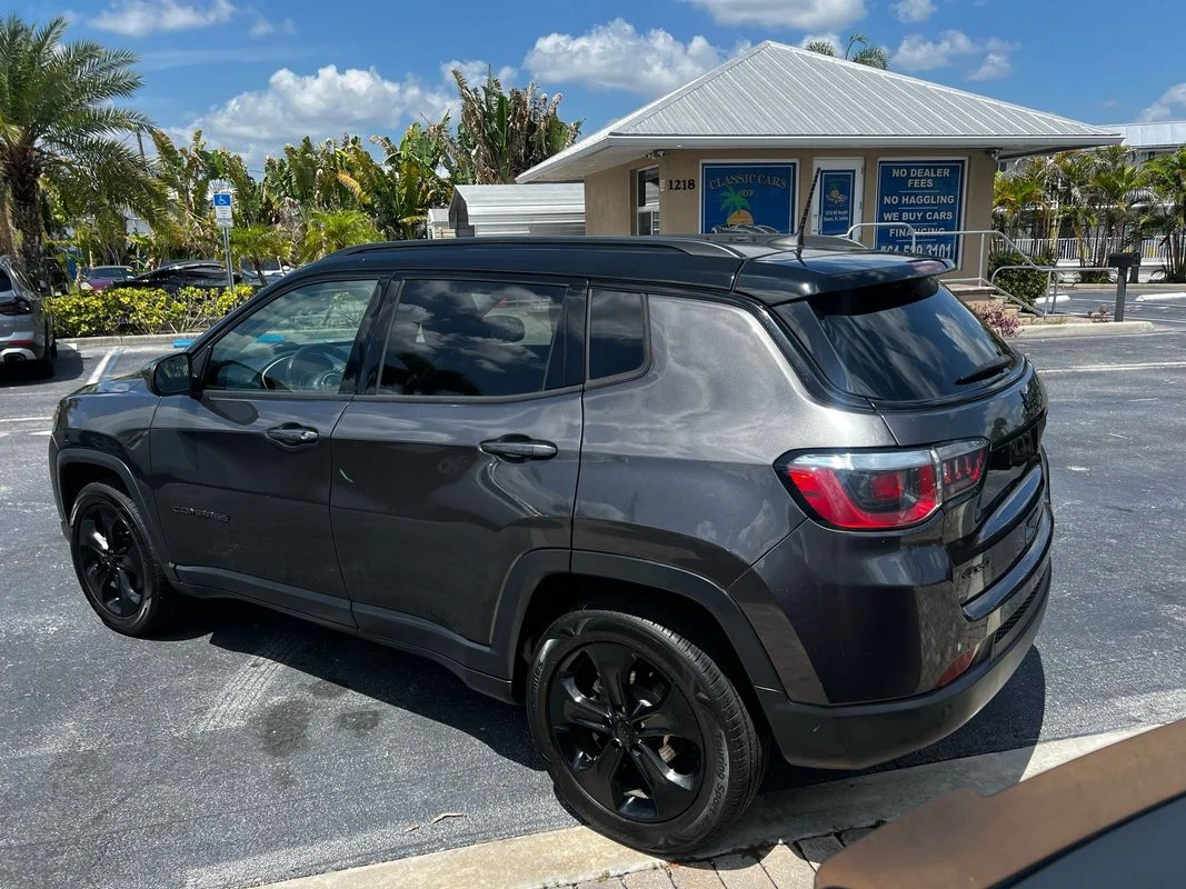 Used 2018  Jeep Altitude 4x4 image 4
