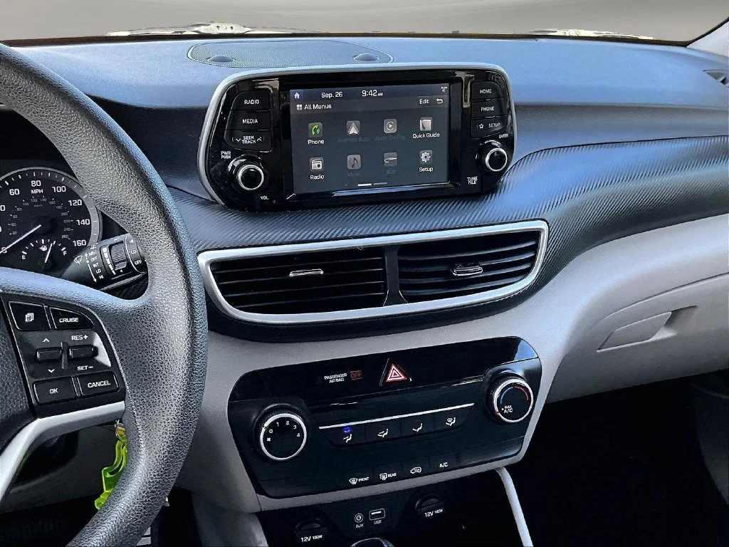 Used 2020 Silver Hyundai SE image 11