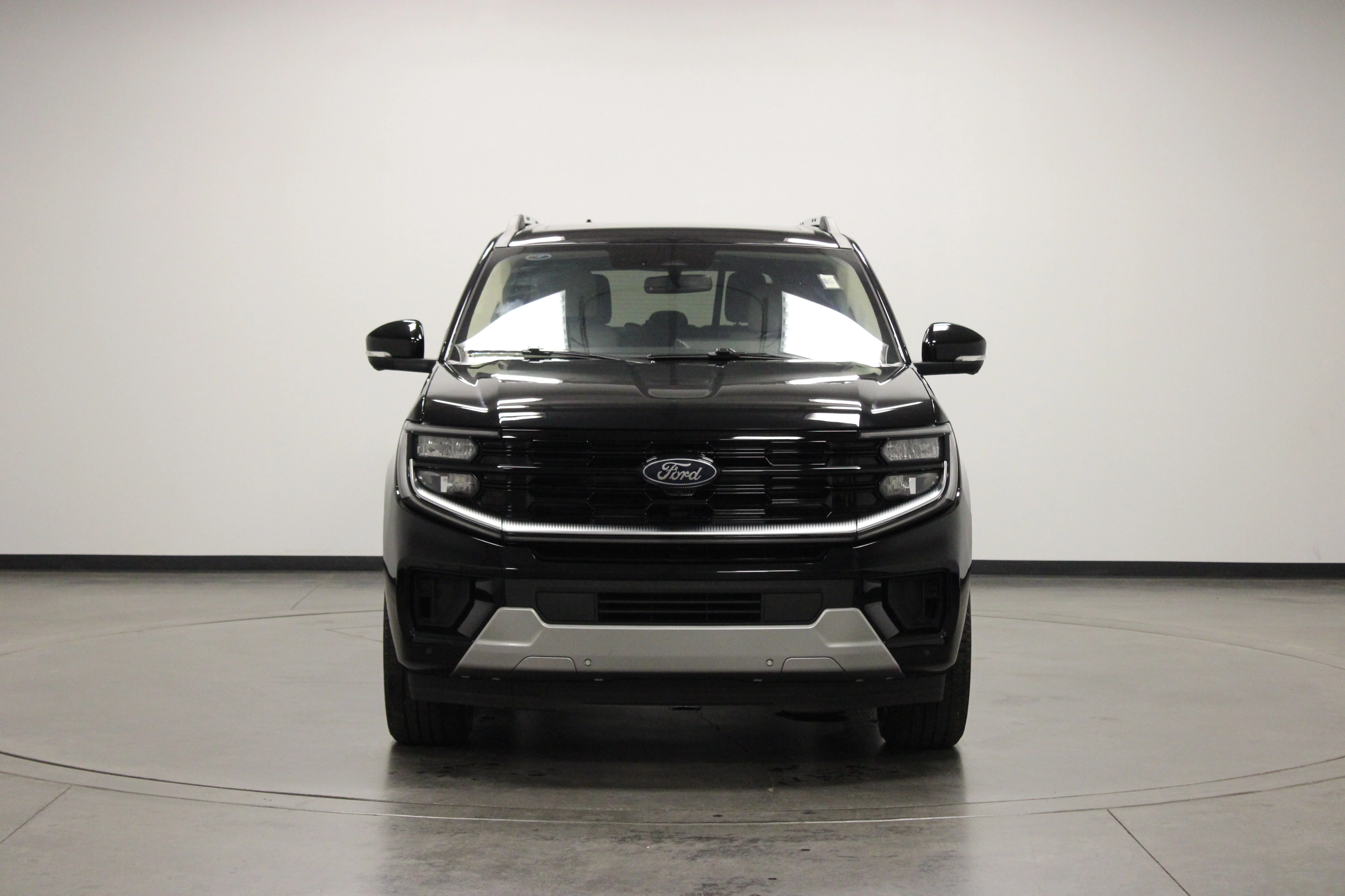 Used 2025 Black Metallic Ford Platinum image 3
