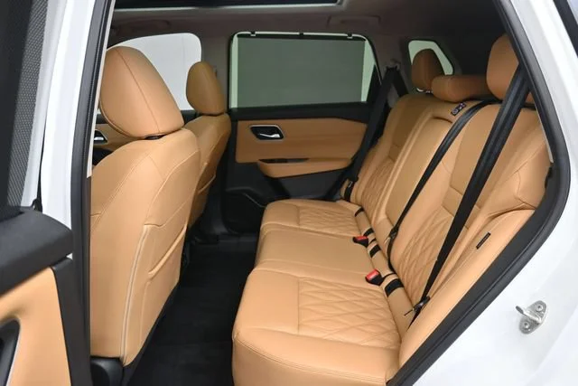 Used 2023 Pearl White Trico Nissan Platinum image 22