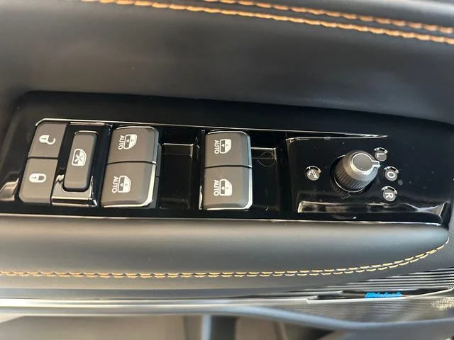 New 2026 High Gloss Black Exterior Paint Jeep Summit Reserve image 32