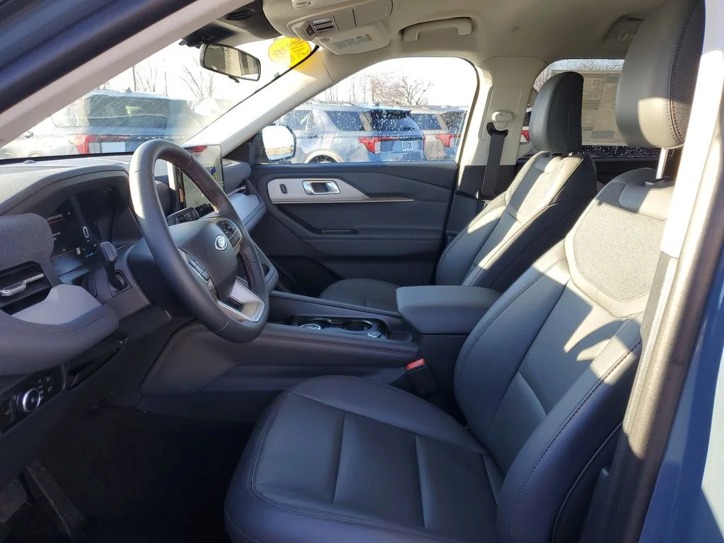 Used 2026 Vapor Blue Metallic Ford Active image 5