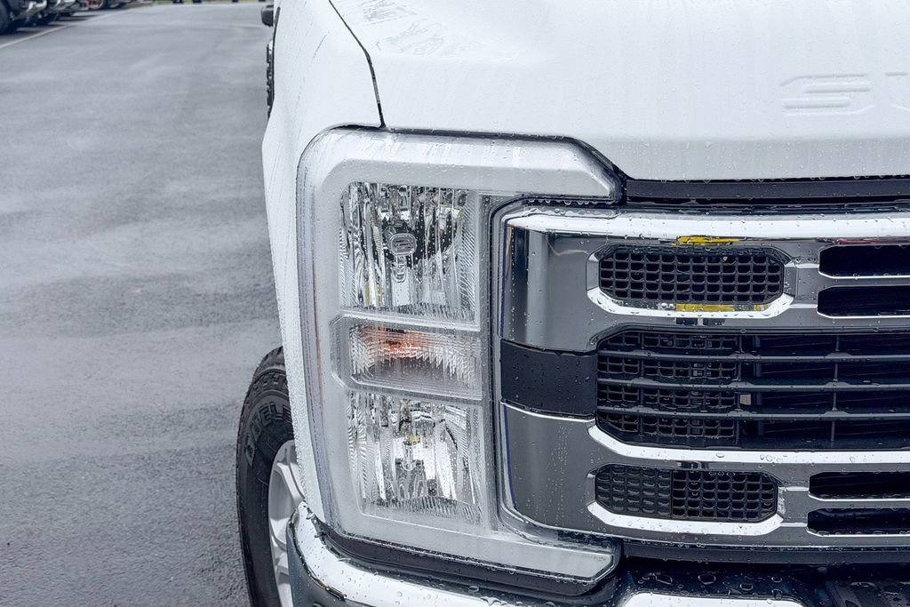 New 2026 Oxford White Ford F-250® XLT image 4