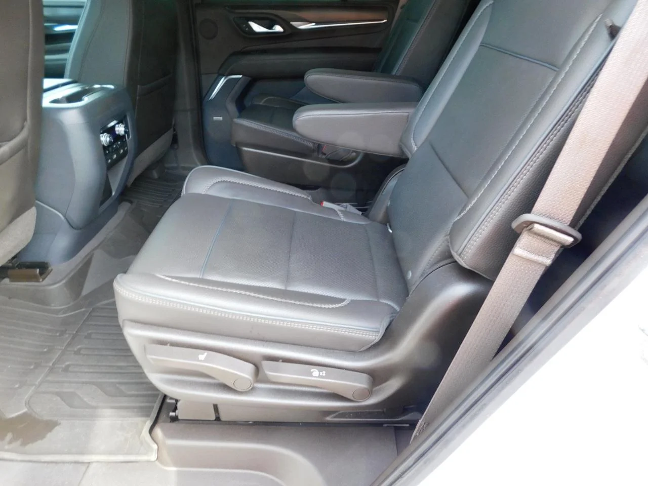 Used 2021 White GMC 4WD 4dr Denali image 29