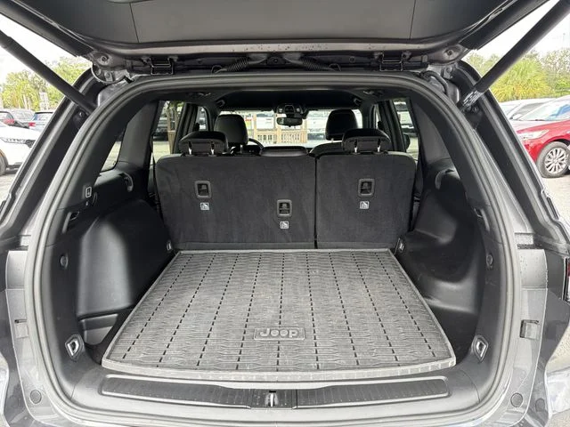 Used 2024 Gray Jeep Altitude image 10