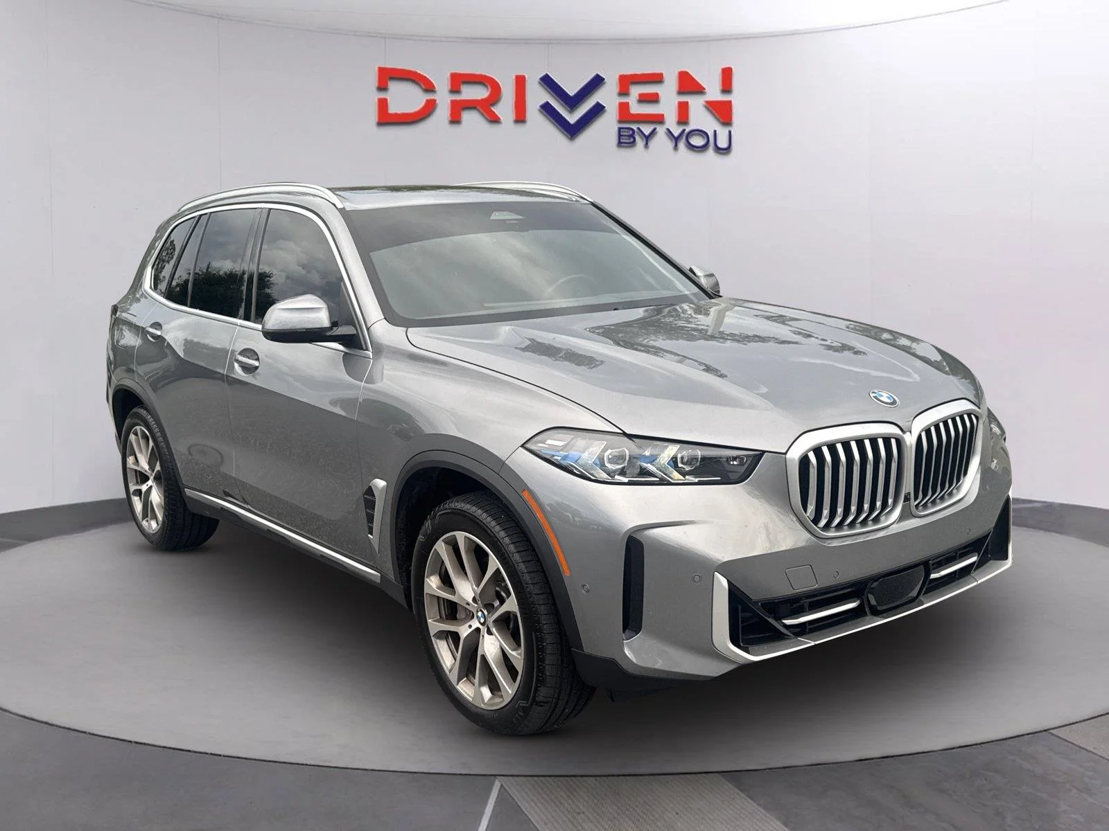 Used 2026 Skyscraper Grey Metallic BMW sDrive40i image 2