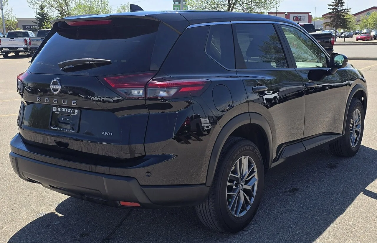 Used 2024 Black Nissan S AWD image 5