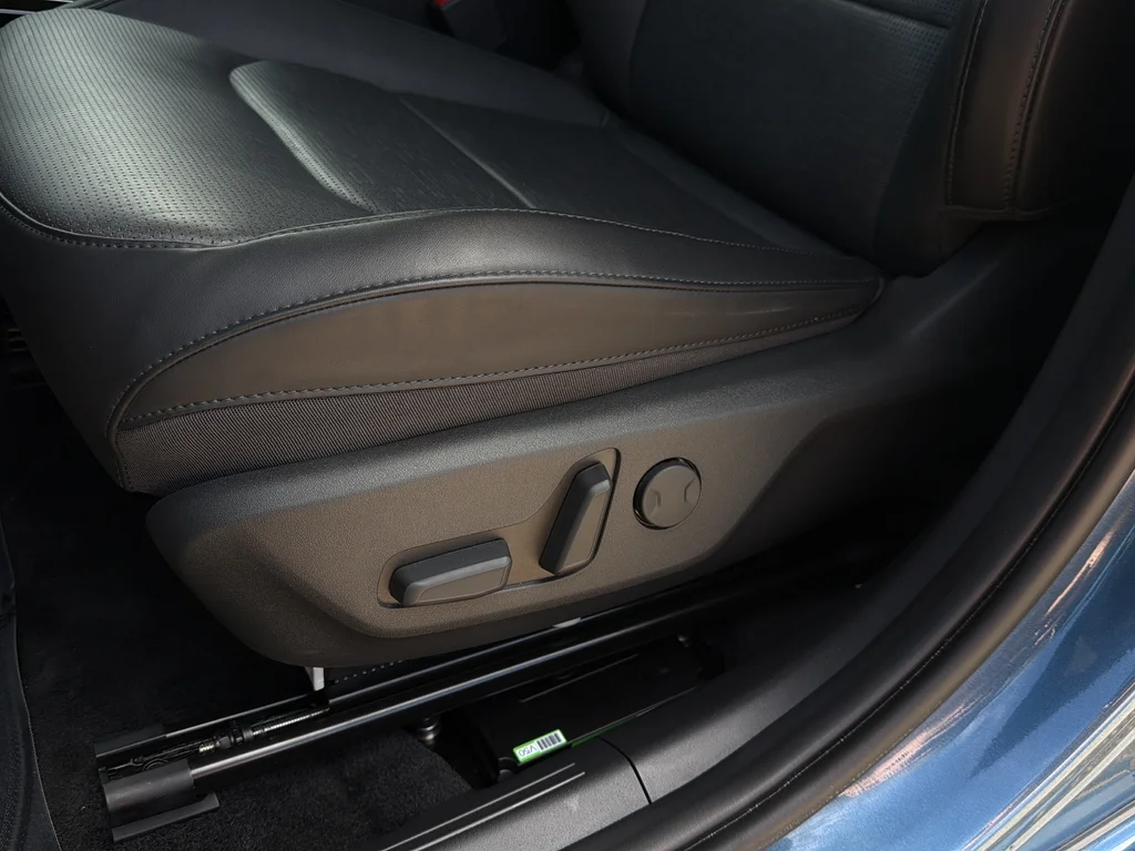 Certified Used 2024 Mineral Blue Kia Wave image 10