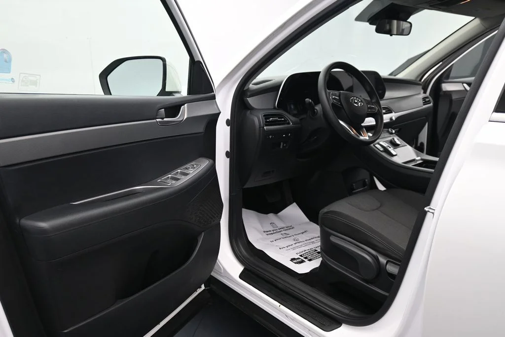 Used 2021 White Hyundai SE image 15