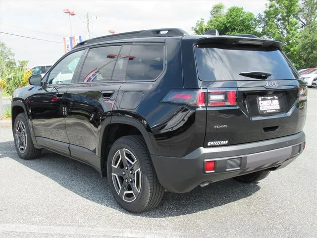 New 2026 Diamond Black Crystal Pearl-Coat Exterior Paint Jeep Limited image 5