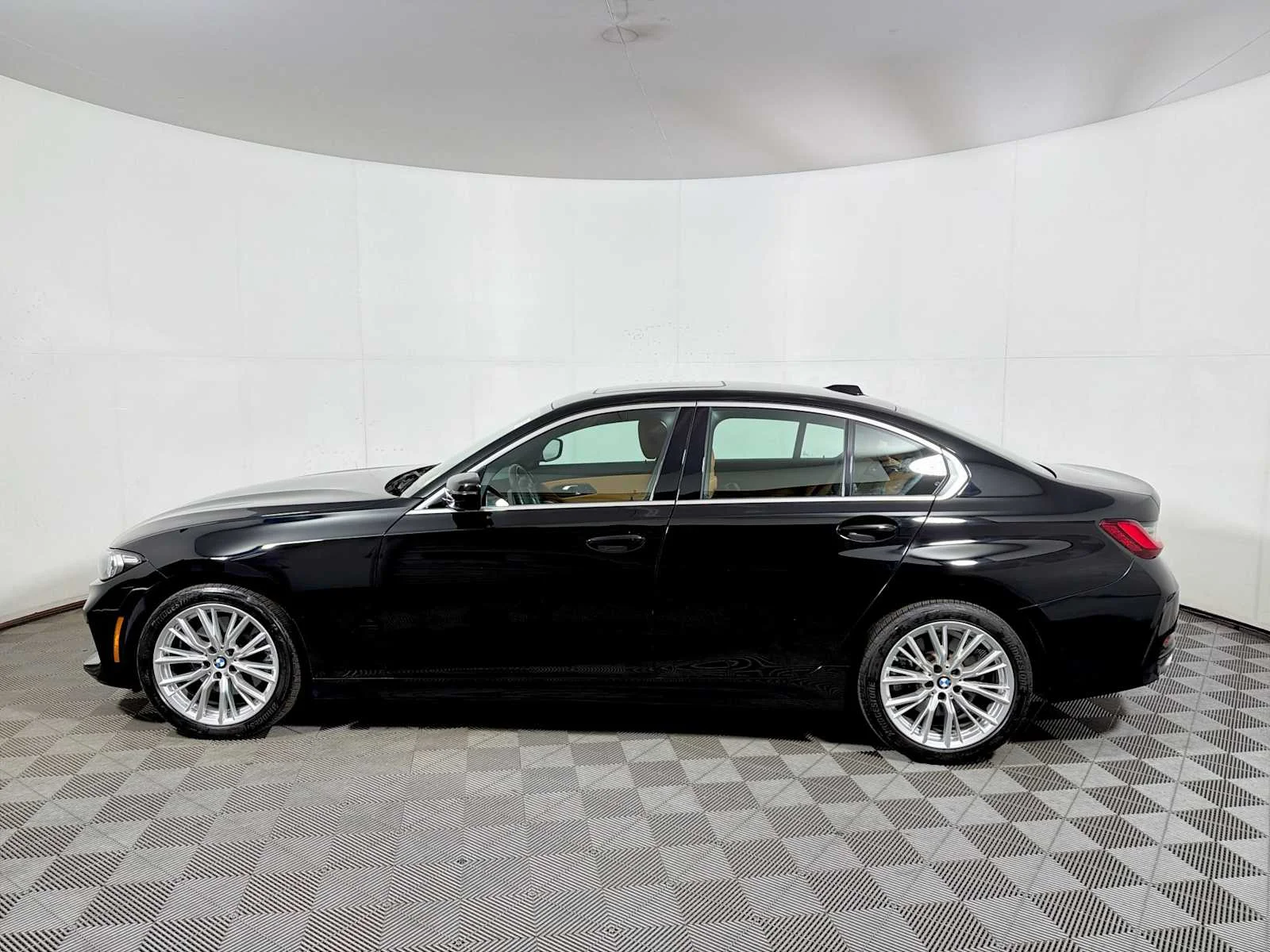 2024 BMW 3 Series 330i - Photo 4
