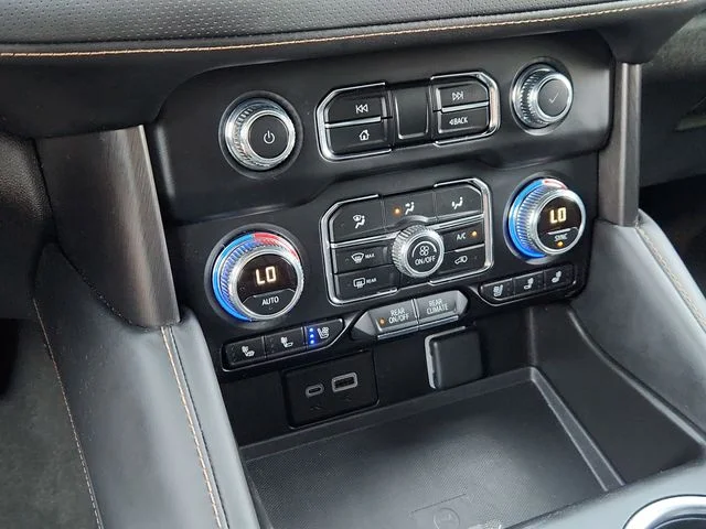 Used 2024  GMC AT4 image 44