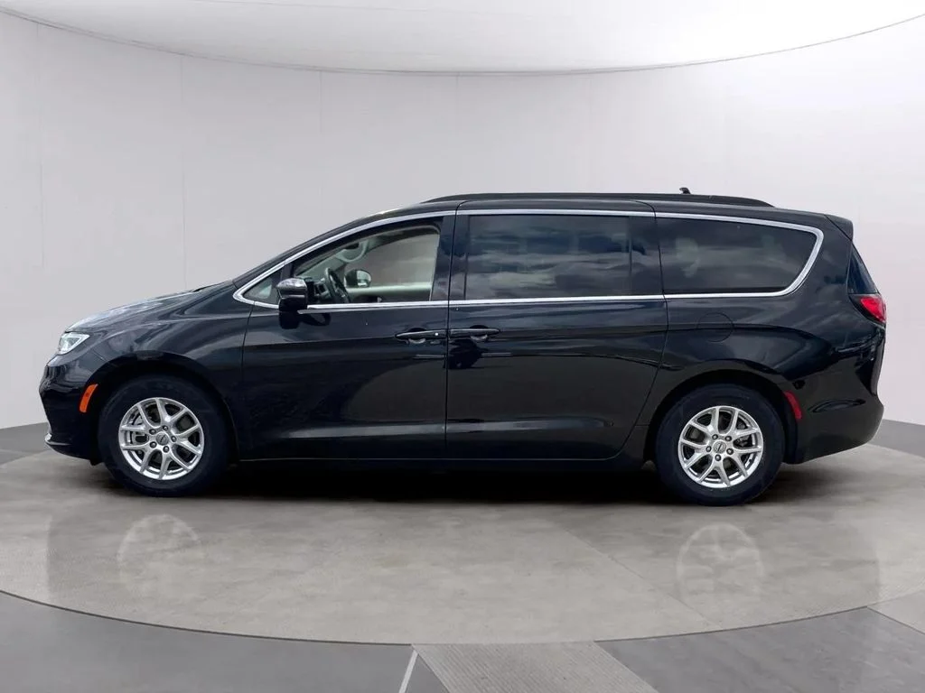 Used 2022 Brilliant Black Crystal Pearlcoat Chrysler Touring L image 3