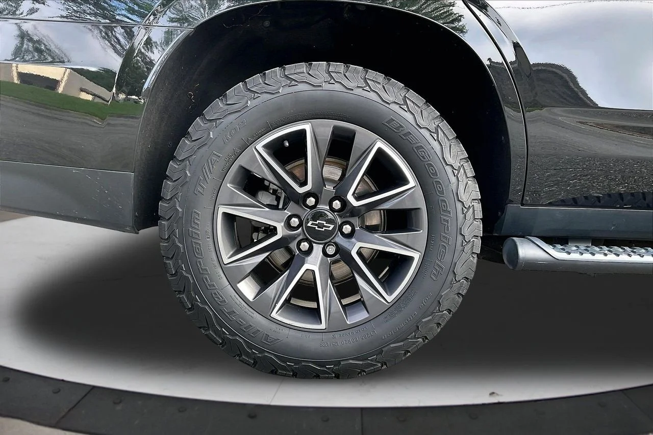 Used 2021 Black Chevrolet Z71 image 37