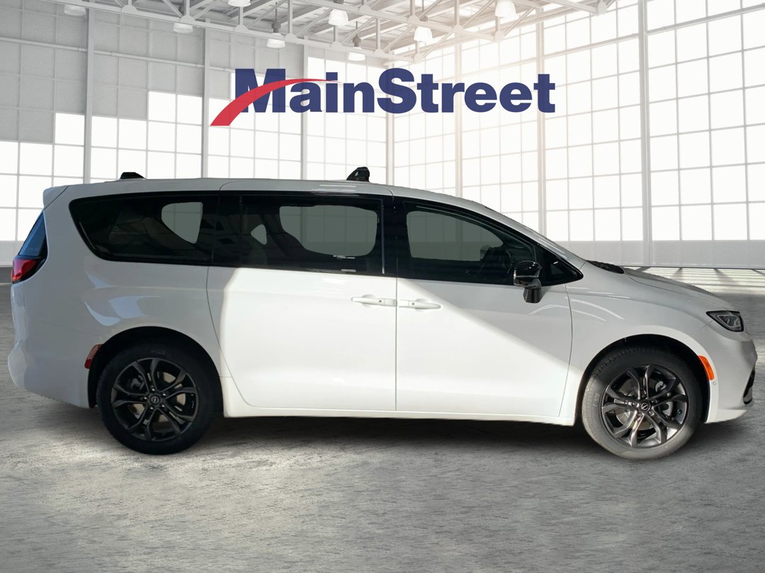 New 2026 Bright White Clear-Coat Exterior Paint Chrysler Select image 6