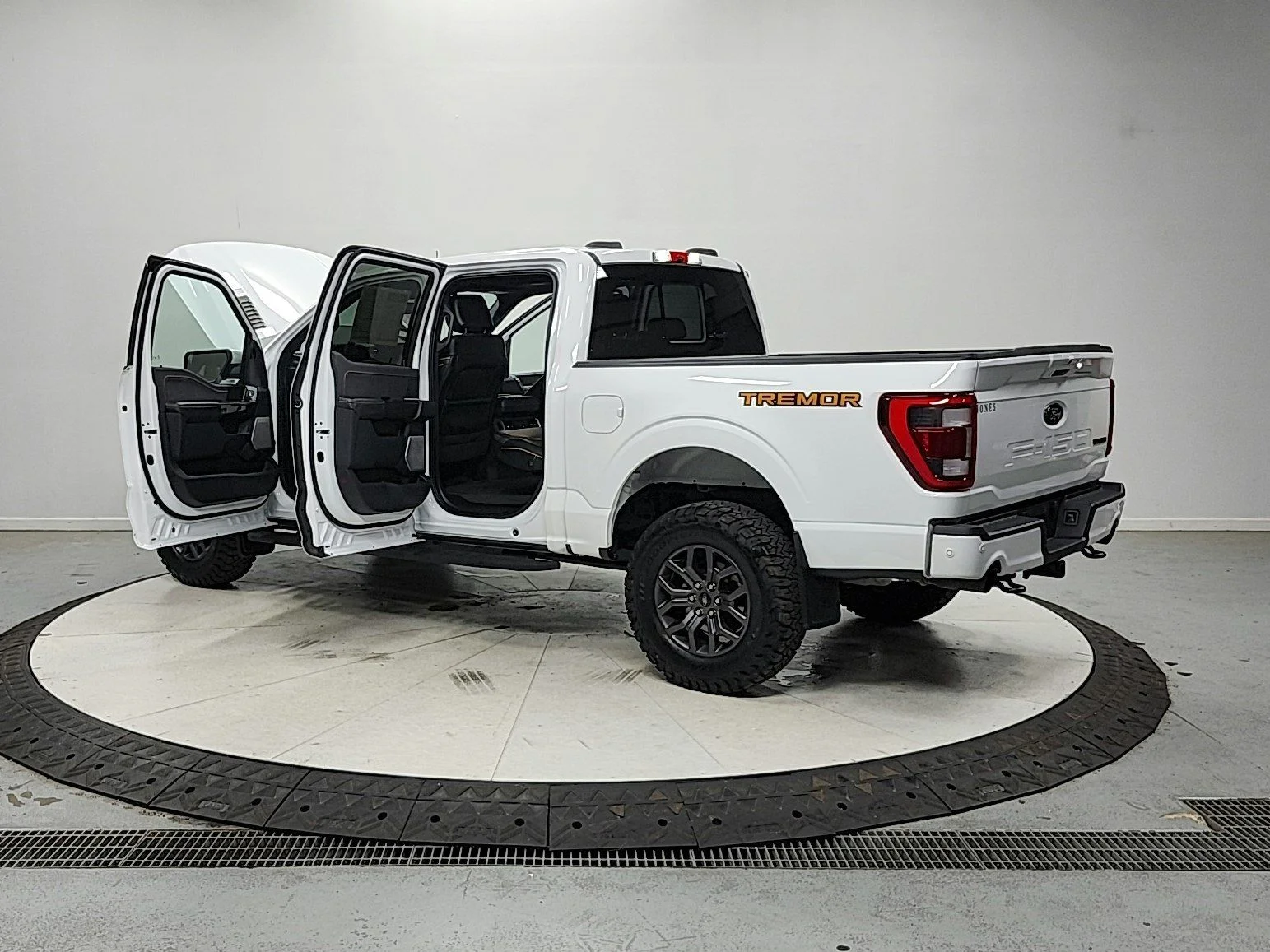 Used 2022 Oxford White Ford Tremor image 14