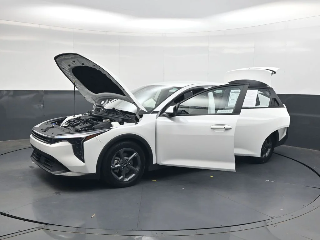 Used 2025 White Kia LXS image 42