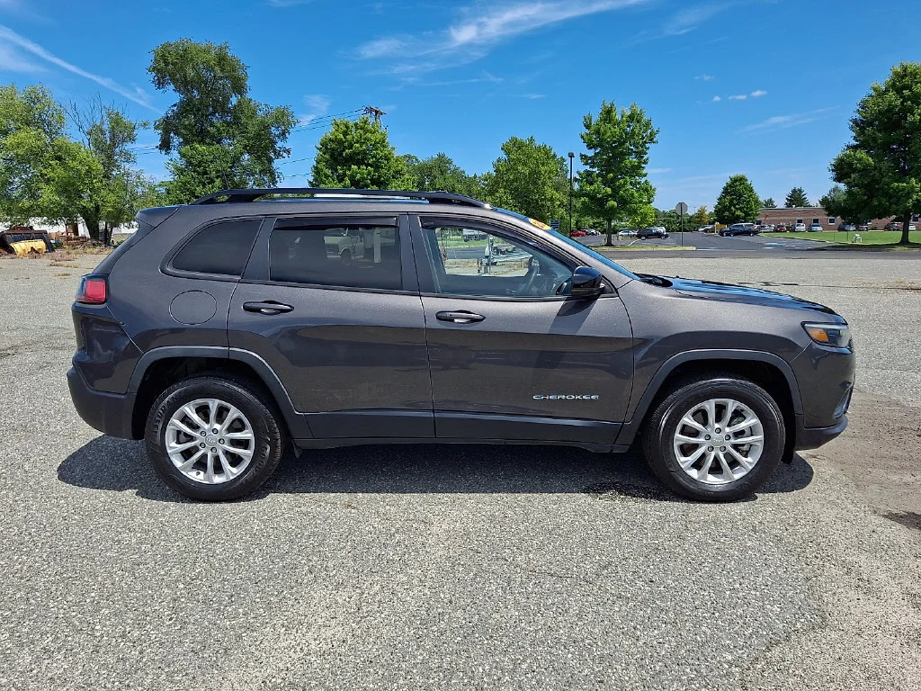 Used 2022 Granite Crystal Metallic Clearcoat Jeep Latitude Lux image 13