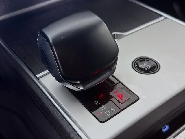 New 2026 Ostuni Pearl White Land Rover SV Signature Suite image 19