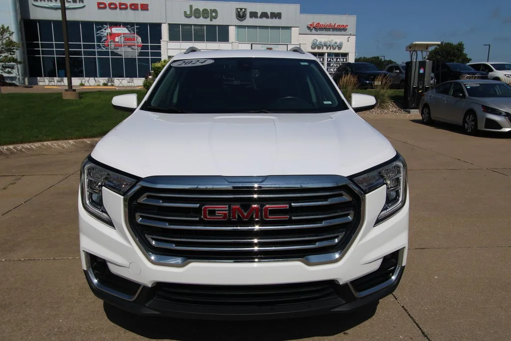 Used 2024 White GMC SLT image 2