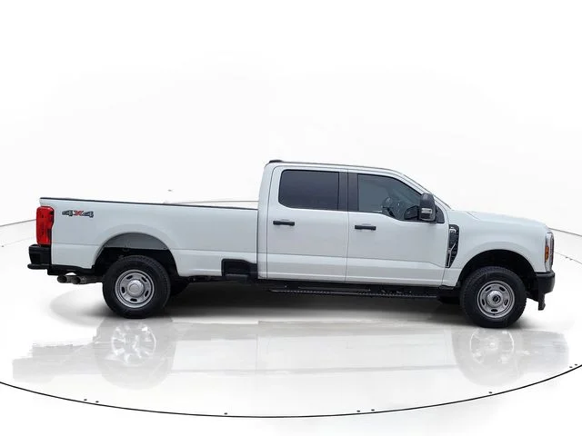 Used 2025 White Ford XL image 4