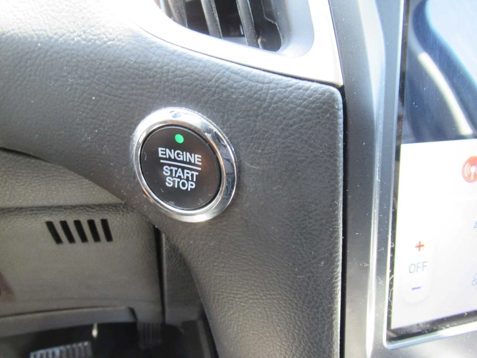 Used 2022 Agate Black Ford SE image 27