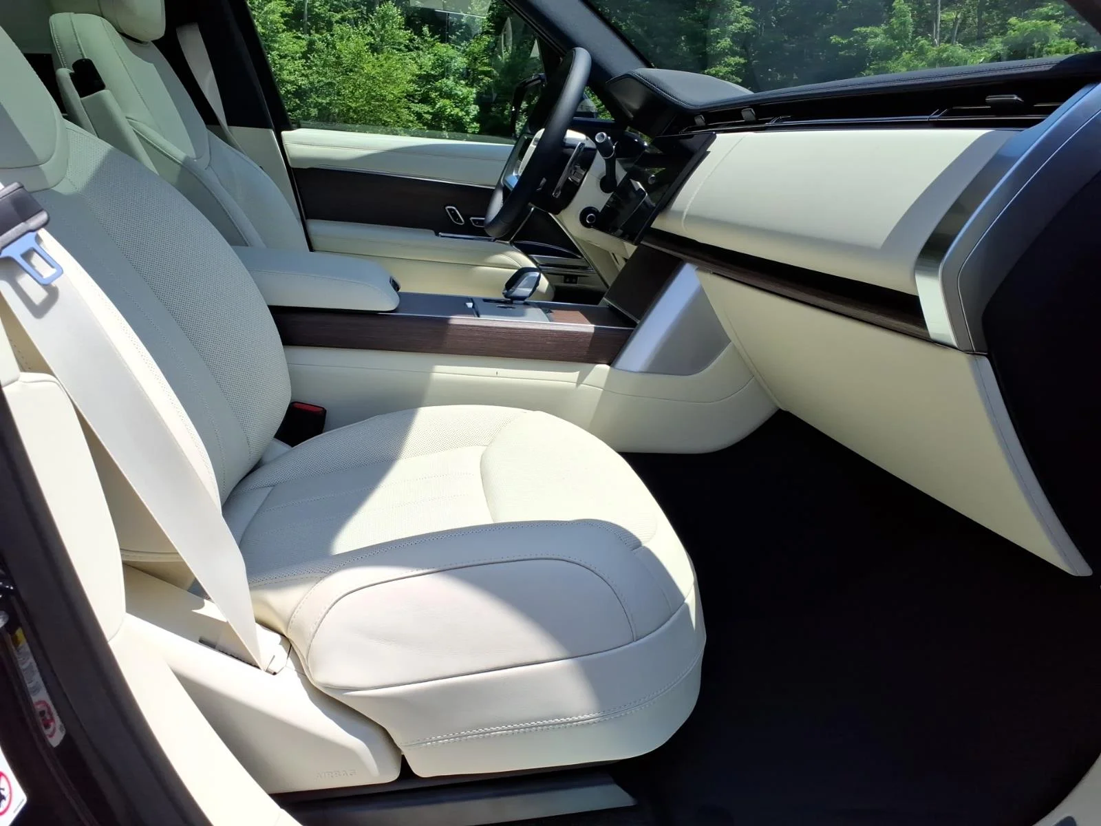 New 2026 Santorini Black Land Rover SE image 3