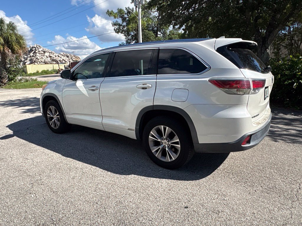 Used 2014  Toyota XLE image 6