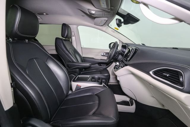 Used 2023 Black Chrysler Touring L image 17