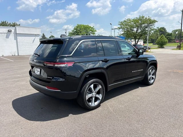 New 2026 Diamond Black Crystal Pearl-Coat Exterior Paint Jeep Limited image 30
