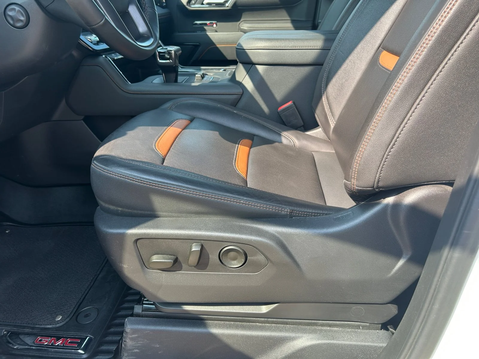 Used 2025 White GMC AT4 Crew Cab 3.0L Leather Sunroof Navigation 4x4 image 15