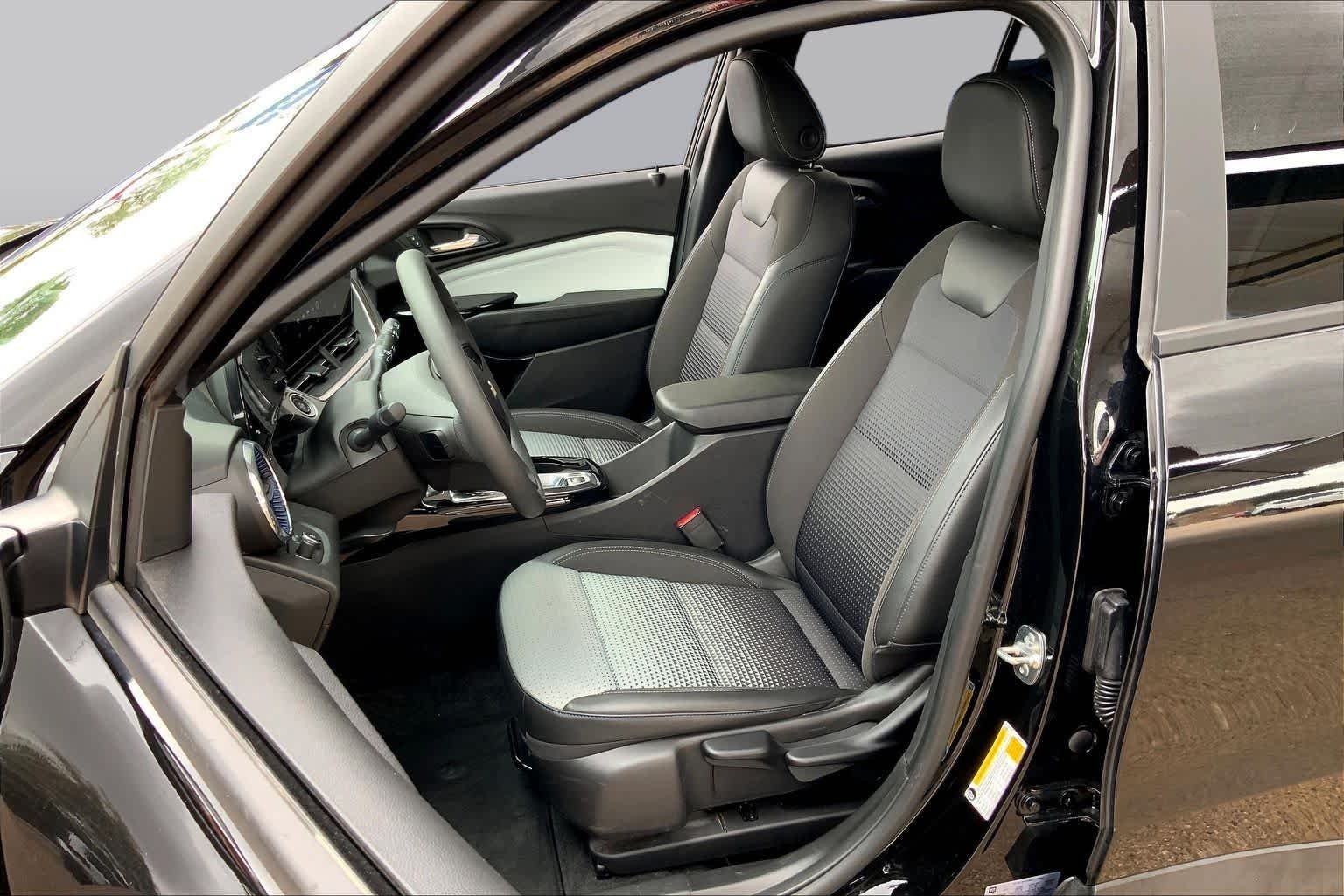 Used 2025 Mosaic Black Metallic Chevrolet LT image 8
