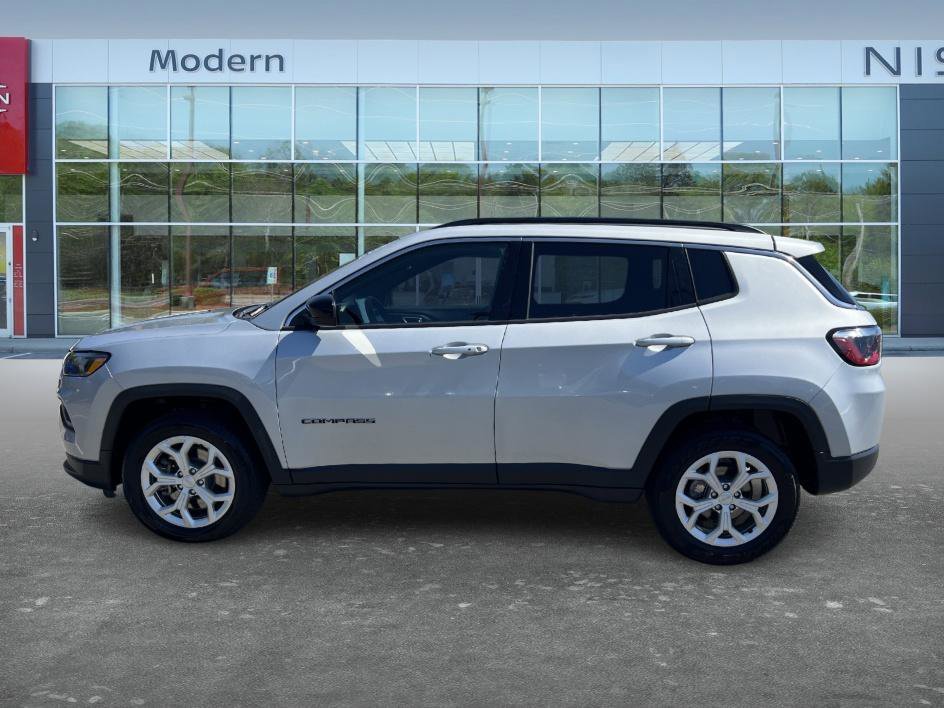 Used 2024 Silver Zynith Metallic Clearcoat Jeep Latitude image 8