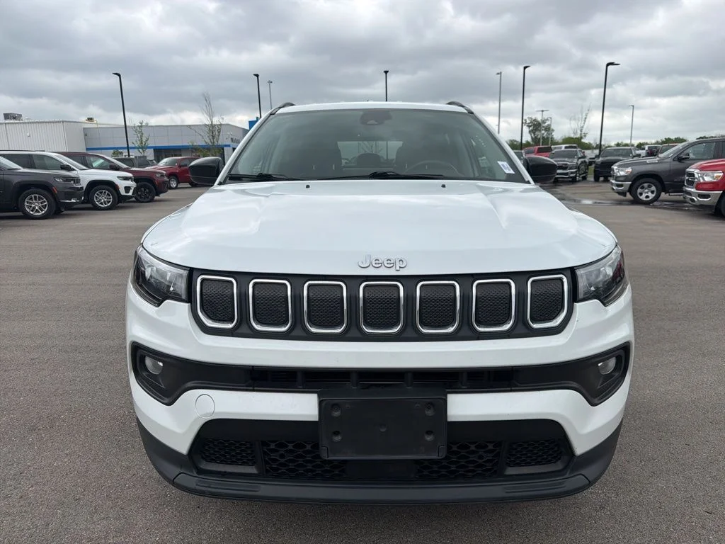 Certified 2022 Jeep Compass Latitude Lux with VIN 3C4NJDFB5NT233899 for sale in Kansas City