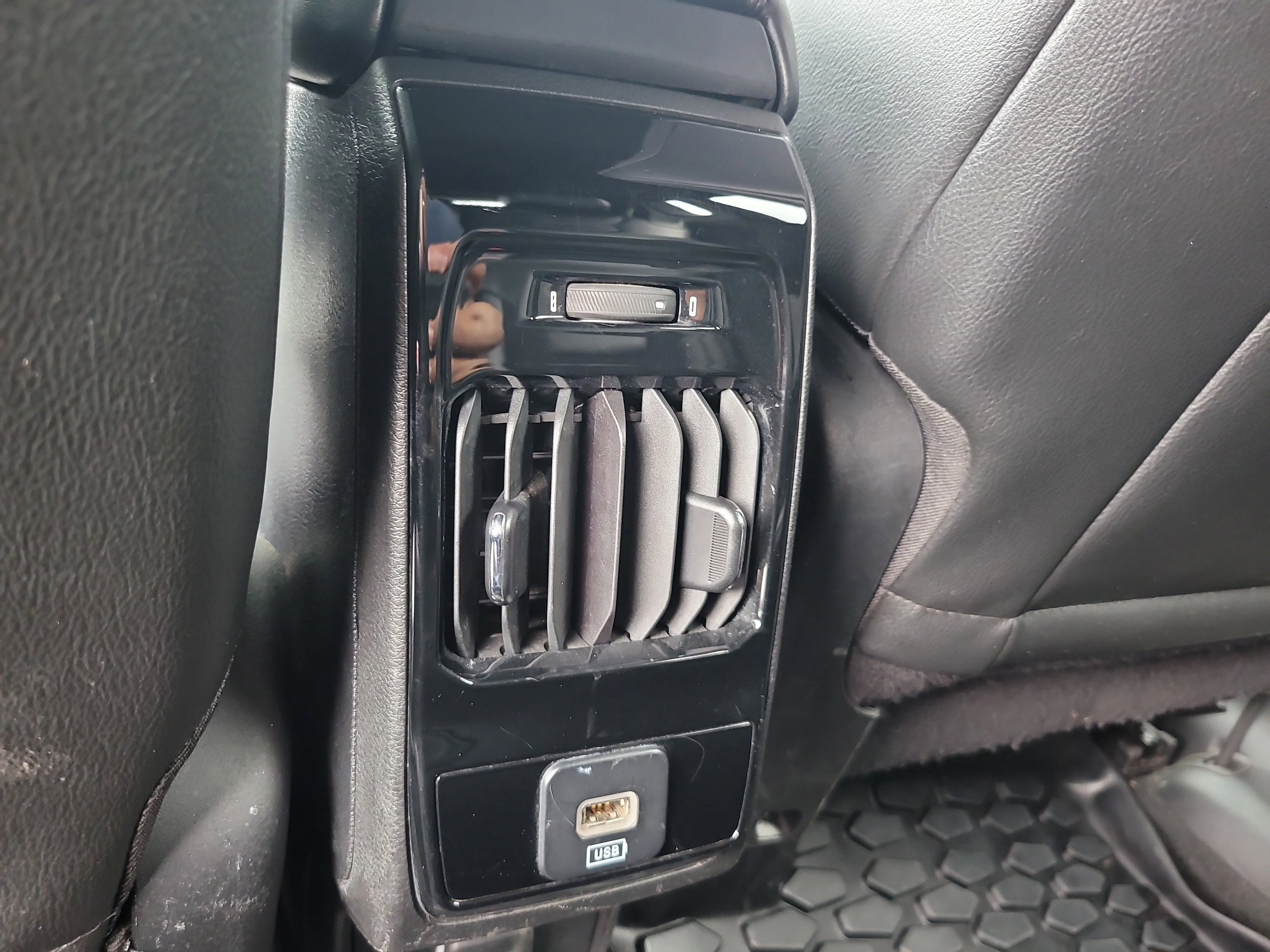 Used 2023 Diamond Black Crystal Pearlcoat Jeep Latitude image 13